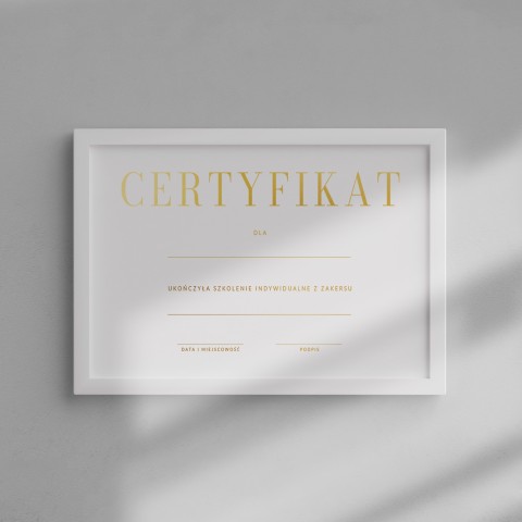 Minimalistyczny certyfikat na białym papierze z pozłacanym nadrukiem - CF4